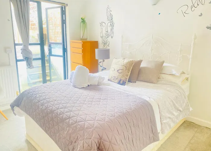 Stunning, Stylish Garden Flat In The Heart Of Wimbledon